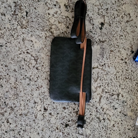 Michael Kors Signature Fanny Pack - Picture 4 of 6